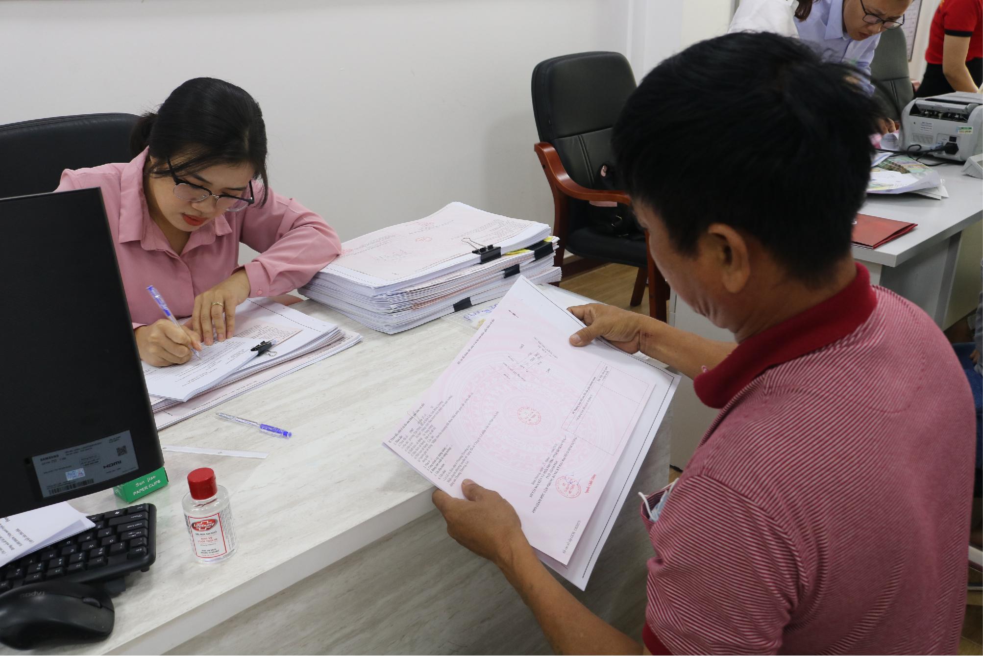 Vị khách hàng đầu tiên được cầm trên tay cuốn sổ Hồng của dự án Phương Trường An