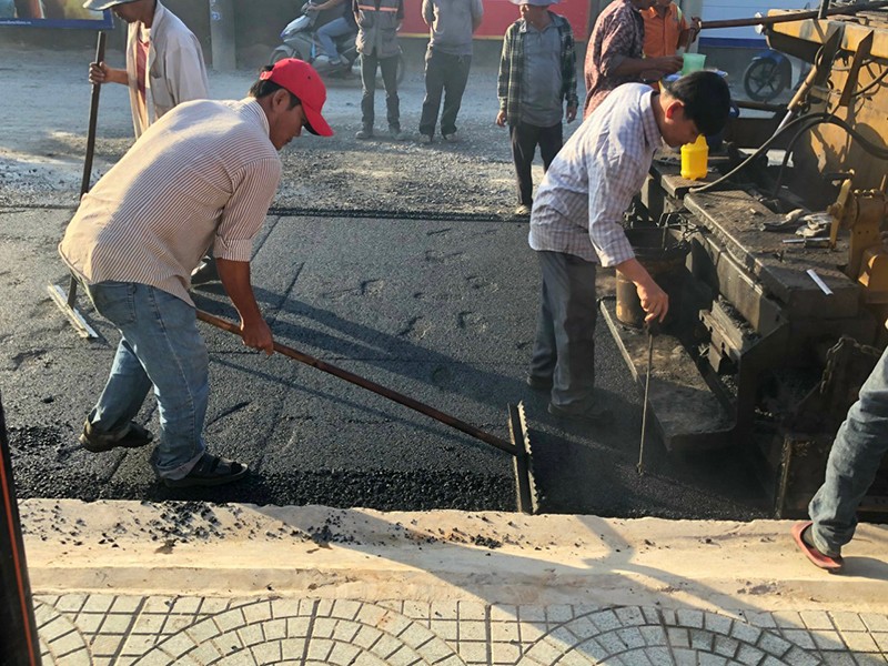 Trải nhựa đường phía trước dự án, mở rộng đường làn đường 20m tháng 1.2021