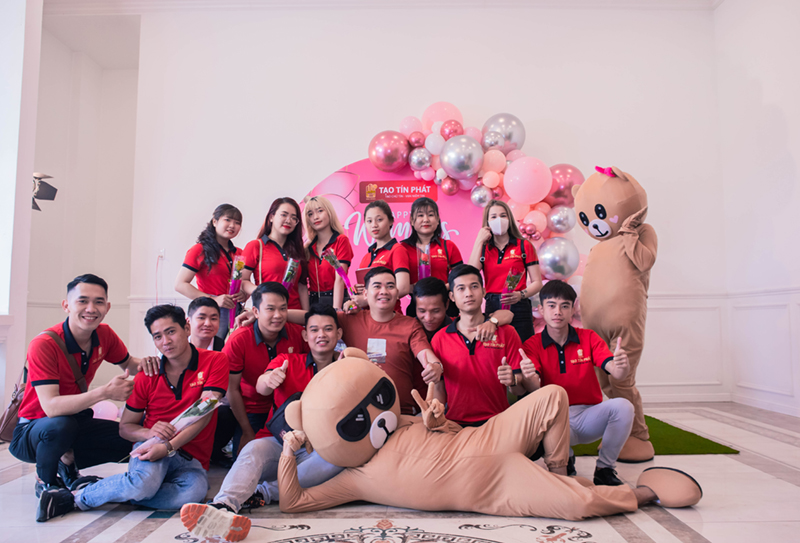 Những cô nàng, chàng trai cùng đóa hoa hồng tươi thắm ngày 8 - 3
