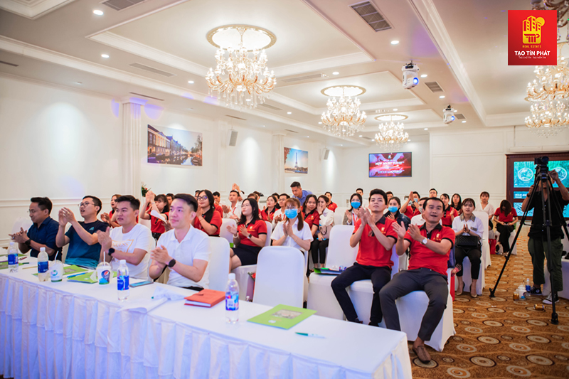 Hơn 200 nhân viên có mặt trong khán phòng chúc mừng mục tiêu doanh nghiệp